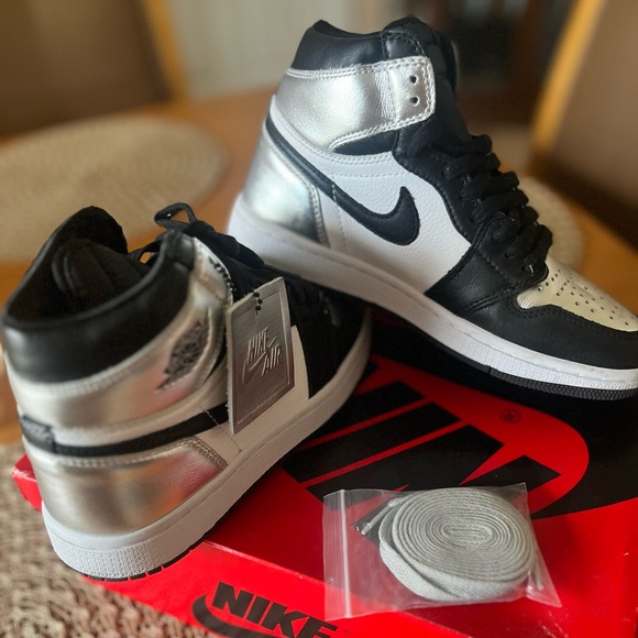 Jordan 1 High OG Metallic Silver - Picture 3 of 5